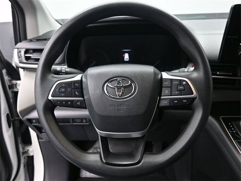 Used 2021 Toyota Sienna LE image 28