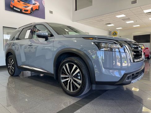 Used 2025 Nissan Pathfinder Platinum FWD image 7
