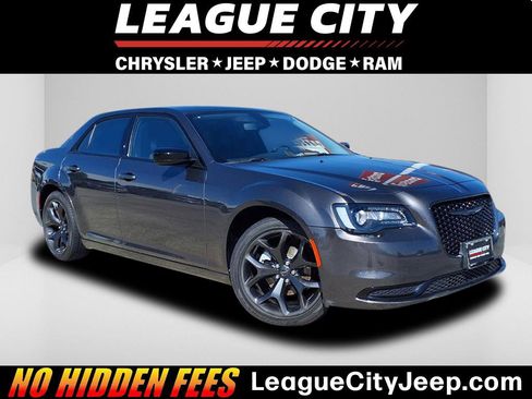 Used 2023 Chrysler 300 Touring w/ Sport Appearance Package image 1
