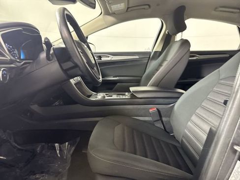 Used 2019 Ford Fusion SE image 4