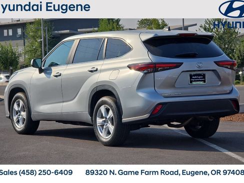 Used 2024 Toyota Highlander LE FWD image 6