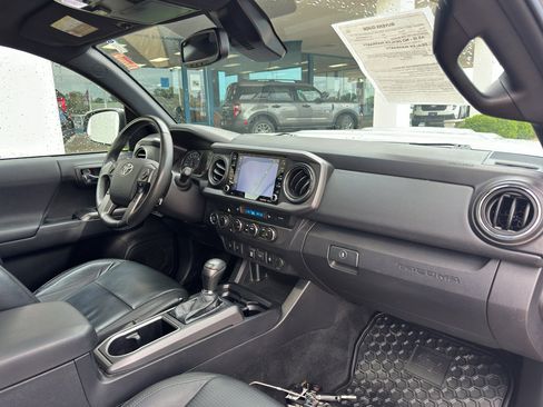 Used 2021 Toyota Tacoma TRD Sport AWD/4WD image 33