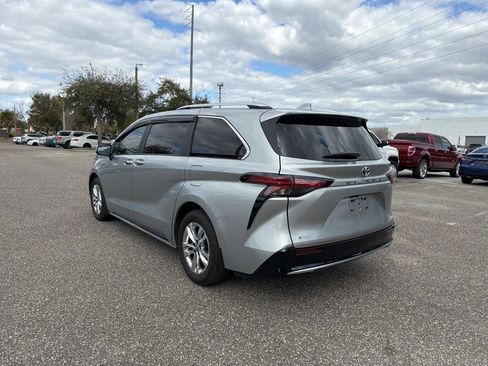 Used 2025 Toyota Sienna Limited image 3