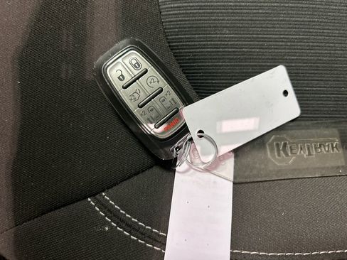 Used 2023 Chrysler Voyager LX image 22