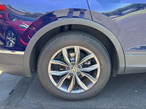 Used 2023 Volkswagen Tiguan SE w/ Panoramic Sunroof Package FWD image 6