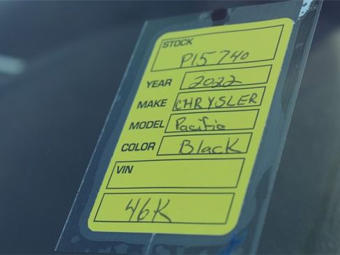 Used 2022 Chrysler Pacifica Touring-L image 13