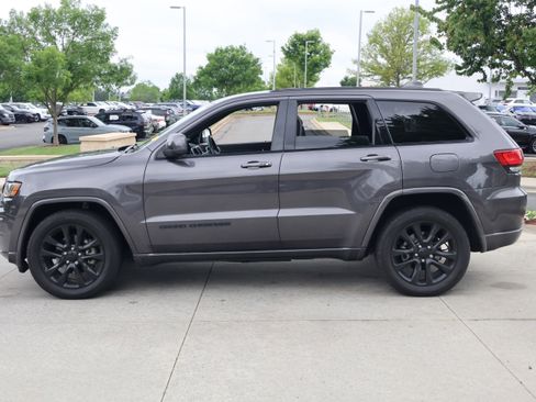Used 2018 Jeep Grand Cherokee Altitude RWD image 6
