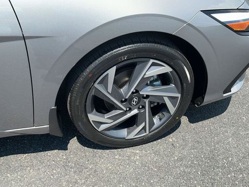Certified 2025 Hyundai Elantra Limited FWD image 6
