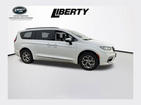 Used 2023 Chrysler Pacifica Limited AWD/4WD image 1
