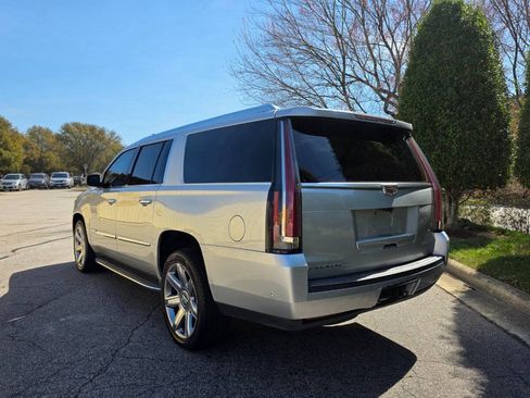 Used 2019 Cadillac Escalade ESV Luxury AWD/4WD image 3
