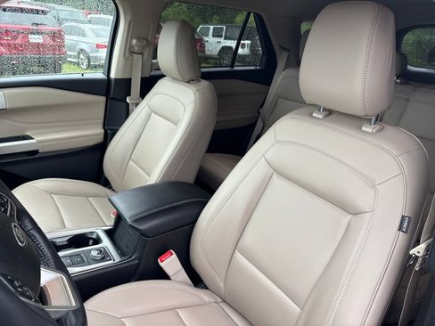 Used 2023 Ford Explorer XLT w/ Equipment Group 202A AWD/4WD image 9