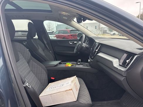 Used 2023 Volvo XC60 B5 Core image 9