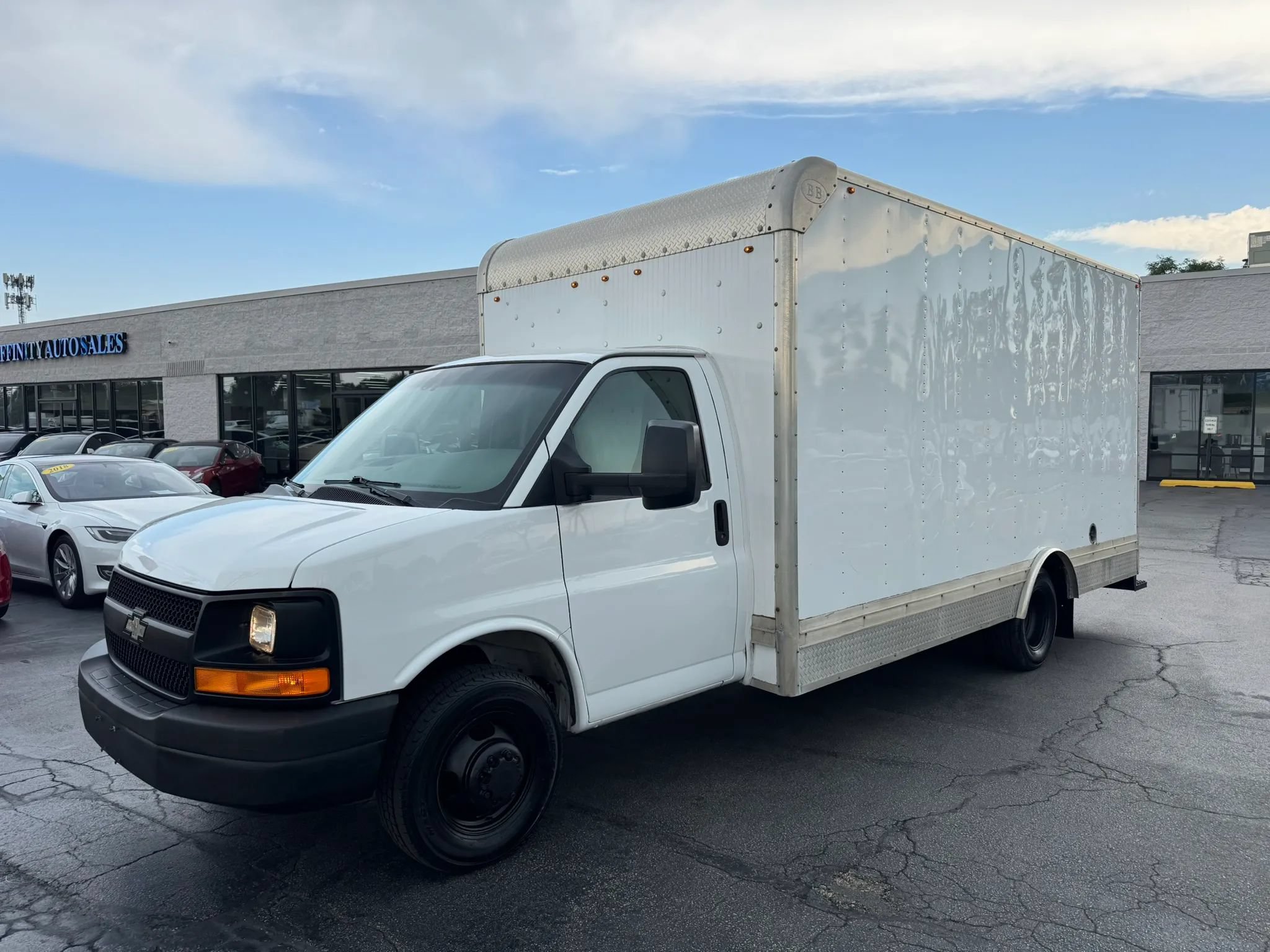 Used 2016 Chevrolet Express 4500 RWD image 1