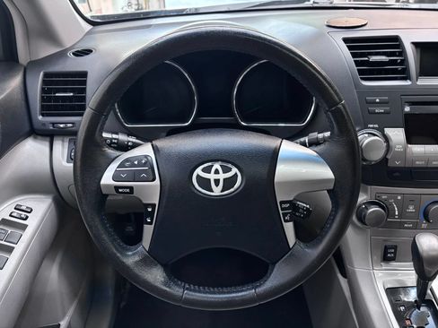 Used 2011 Toyota Highlander SE FWD image 13