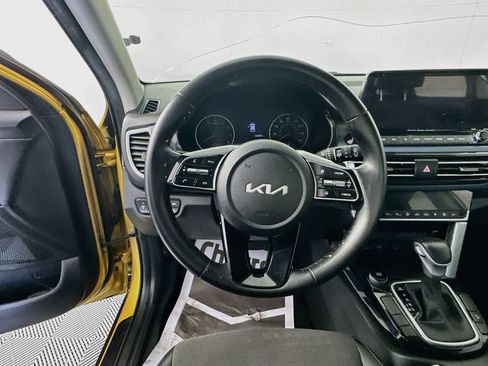 Used 2023 Kia Seltos S w/ Navigation Package FWD image 11