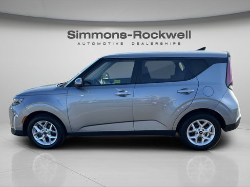 Used 2025 Kia Soul LX w/ LX Technology Package FWD image 2