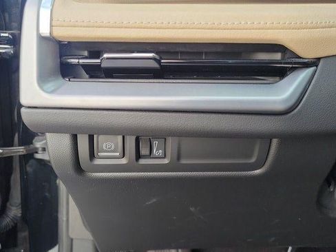 Certified 2024 Cadillac XT4 Luxury w/ Cold Weather Package FWD image 8