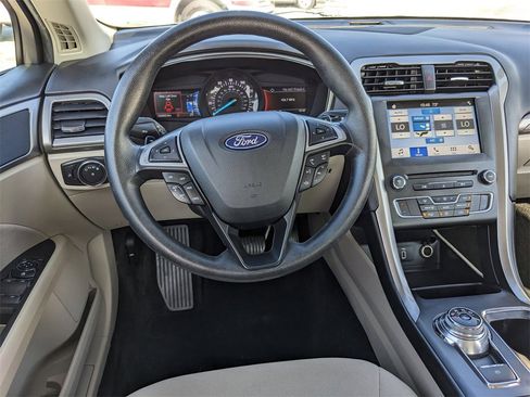 Used 2018 Ford Fusion SE w/ Fusion SE Technology Package image 17