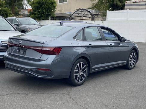 Used 2025 Volkswagen Jetta SE FWD image 3