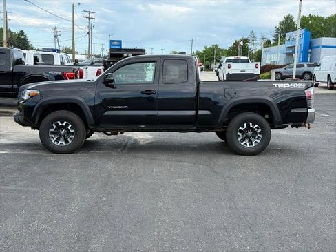 Certified 2022 Toyota Tacoma TRD Off-Road AWD/4WD image 2
