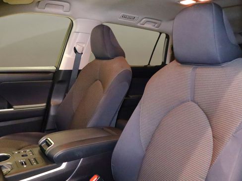 Used 2024 Toyota Highlander LE image 15