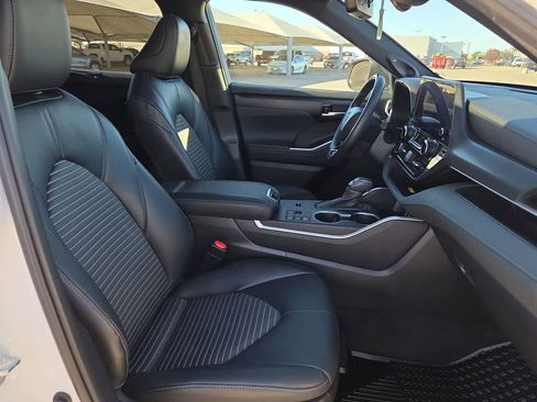 Certified 2023 Toyota Highlander XSE image 22