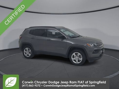 Used 2024 Jeep Compass Latitude image 2