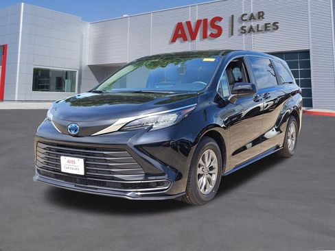 Used 2025 Toyota Sienna LE FWD image 1