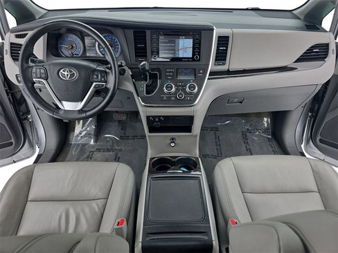 Used 2018 Toyota Sienna L image 9