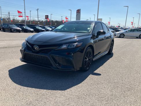 Used 2022 Toyota Camry SE image 2