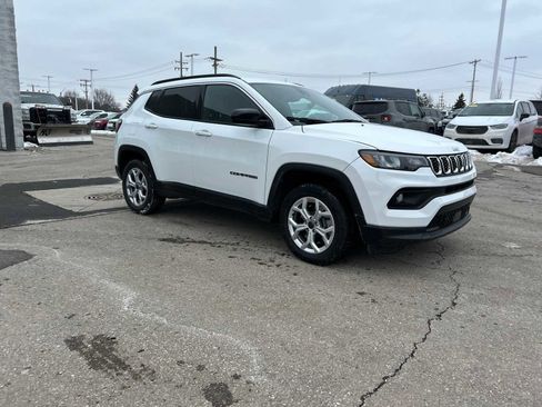 Certified 2025 Jeep Compass Latitude image 8