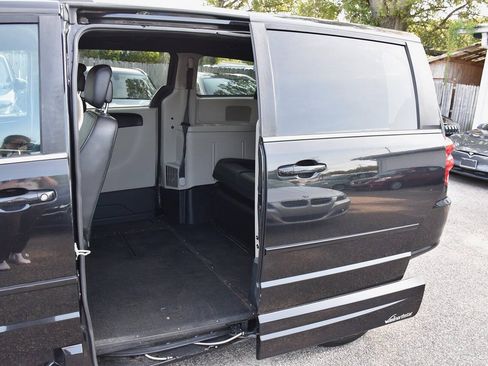 Used 2017 Dodge Grand Caravan SXT FWD image 24