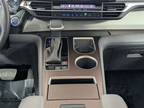 Used 2024 Toyota Sienna XLE FWD image 40