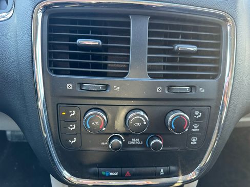 Used 2018 Dodge Grand Caravan SE w/ UConnect Hands-Free Group image 15