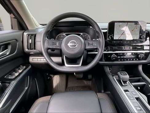 Used 2025 Nissan Pathfinder SL w/ SL Premium Package FWD image 8