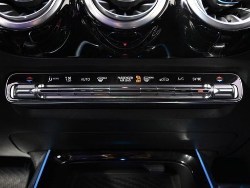 Used 2025 Mercedes-Benz GLA 250 4MATIC image 32