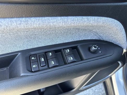 Used 2025 Jeep Compass Latitude image 18