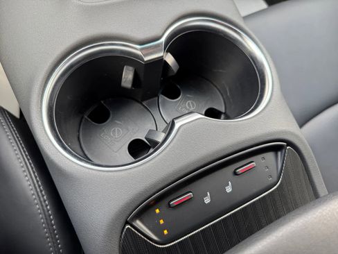 Used 2022 Toyota Venza XLE image 4