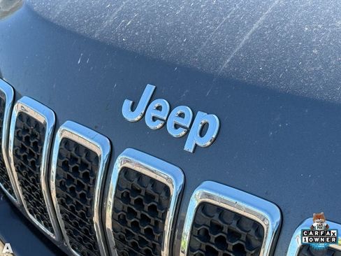Used 2019 Jeep Cherokee Overland w/ Technology Group FWD image 7