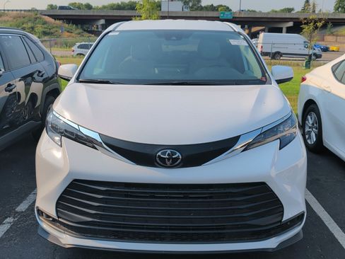 Used 2026 Toyota Sienna LE FWD image 8