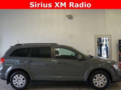Used 2019 Dodge Journey SE FWD image 2
