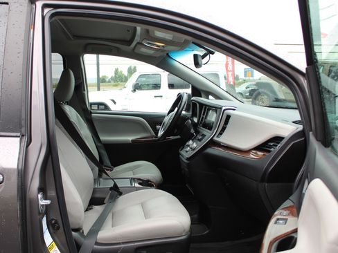 Used 2017 Toyota Sienna Limited AWD/4WD image 24