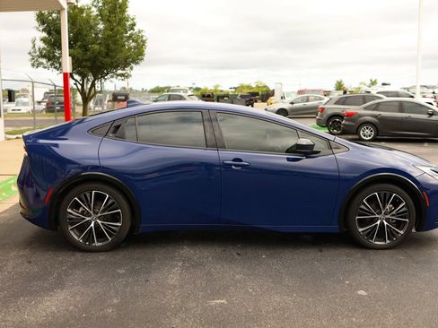Used 2024 Toyota Prius XLE FWD image 4