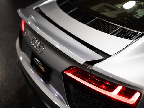 Used 2017 Audi R8 V10 w/ Carbon Exterior Package image 29