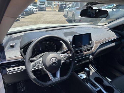Used 2025 Nissan Altima 2.5 SV FWD image 33