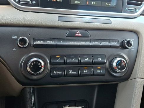 Used 2020 Kia Sportage LX AWD/4WD image 16