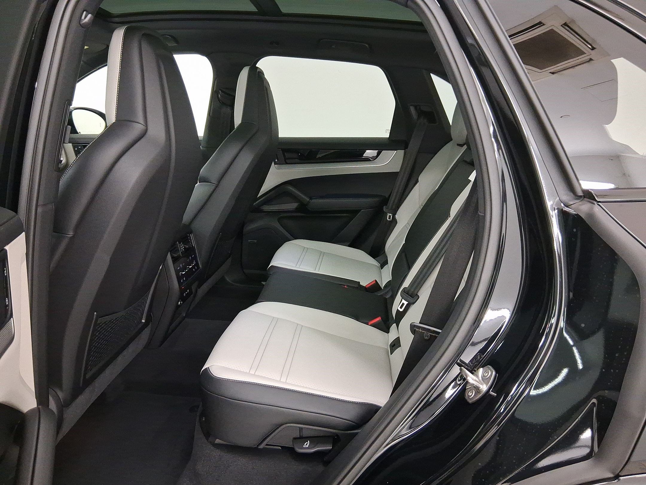 Used 2026 Porsche Cayenne S AWD/4WD image 31