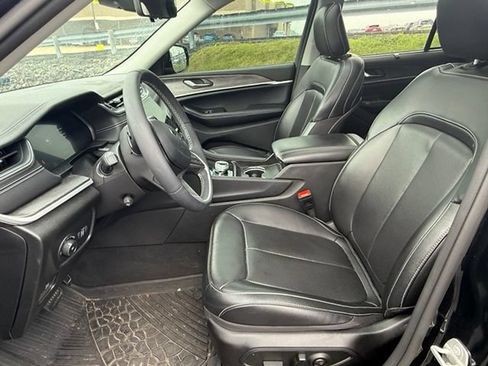 Used 2024 Jeep Grand Cherokee Limited w/ Luxury Tech Group II AWD/4WD image 19