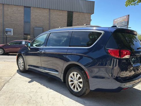 Used 2017 Chrysler Pacifica Touring-L FWD image 9