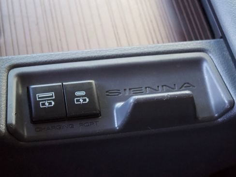 Used 2022 Toyota Sienna LE FWD image 24